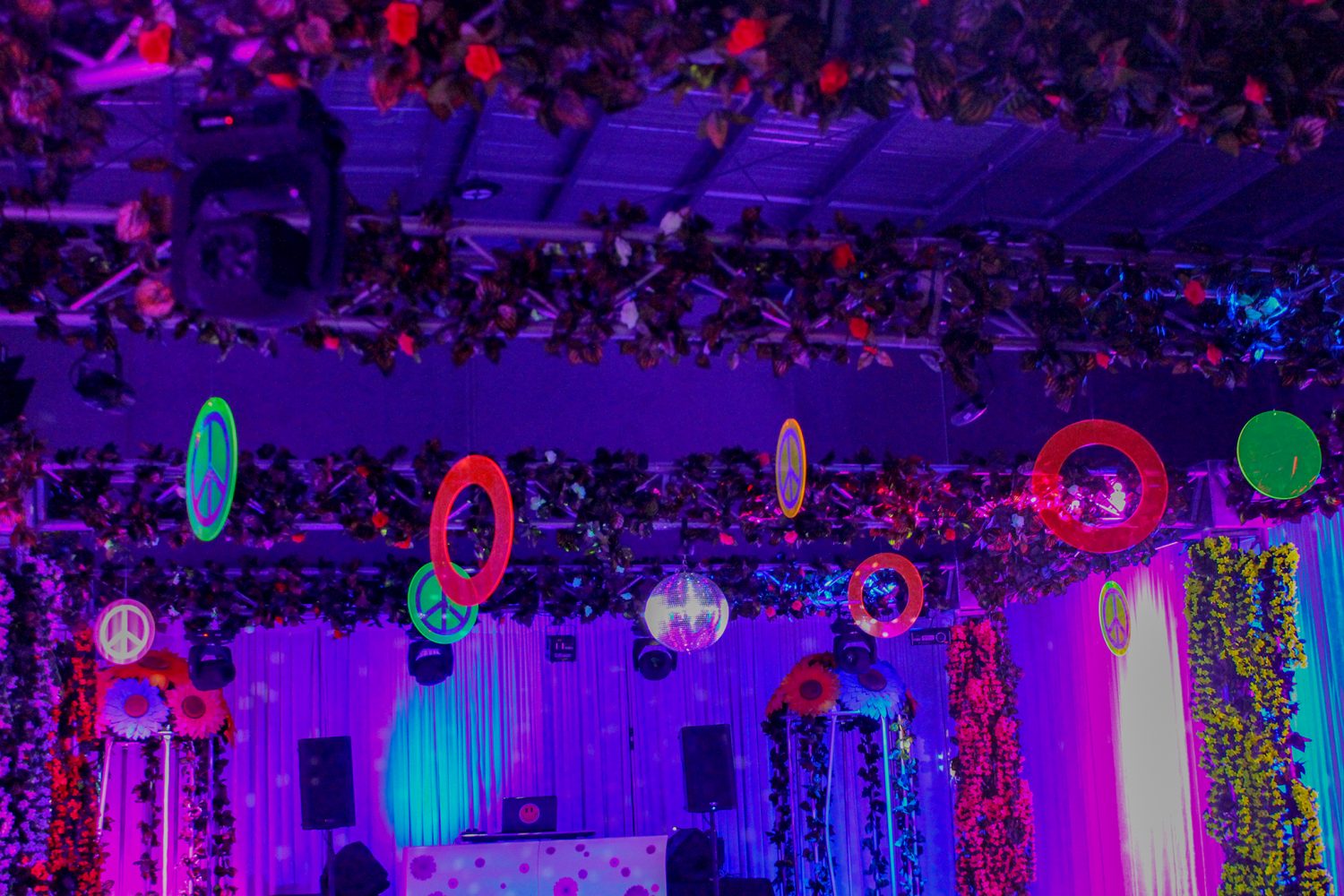 Get groovy with our 60s decorations for parties and bring the decade to ...